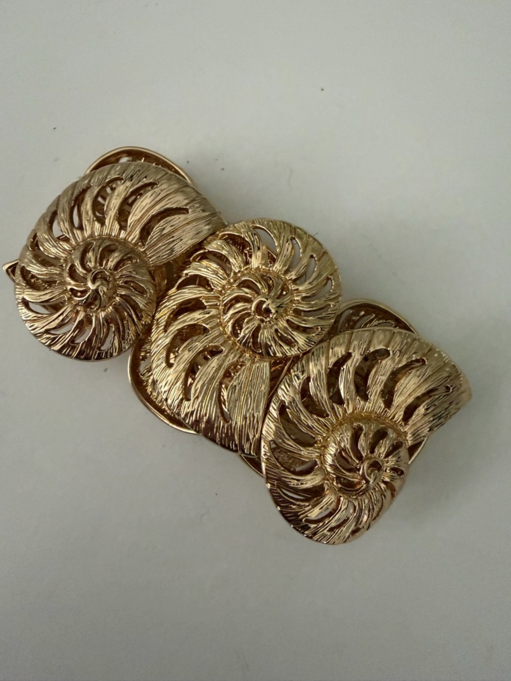 Lilly Pulitzer Shell Bracelet Gold Tone Stretch